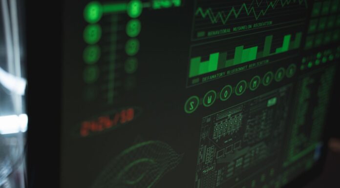 Jak wykorzystać uczenie maszynowe do automatyzacji monitoringu infrastruktury IT w średniej firmie Ekran komputera z zielonym panelem cyberbezpieczeństwa i ochrony danych