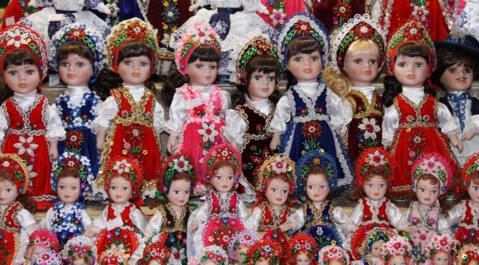 Jakie pamiątki ze Słowacji są naprawdę autentyczne podpowiedzi dla pytających czytelników Kolorowe tradycyjne lalki w ludowych strojach na straganie
