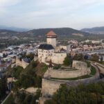 Zamek w Trenczynie górujący nad miastem, widok z lotu ptaka