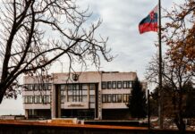 Słowacja po wyborach: co oznacza nowy rząd dla turystów Budynek słowackiego parlamentu wśród jesiennych drzew, flaga na wietrze