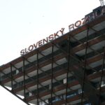 Budynek Słowackiego Radia w Bratysławie widziany z dołu, błękitne niebo