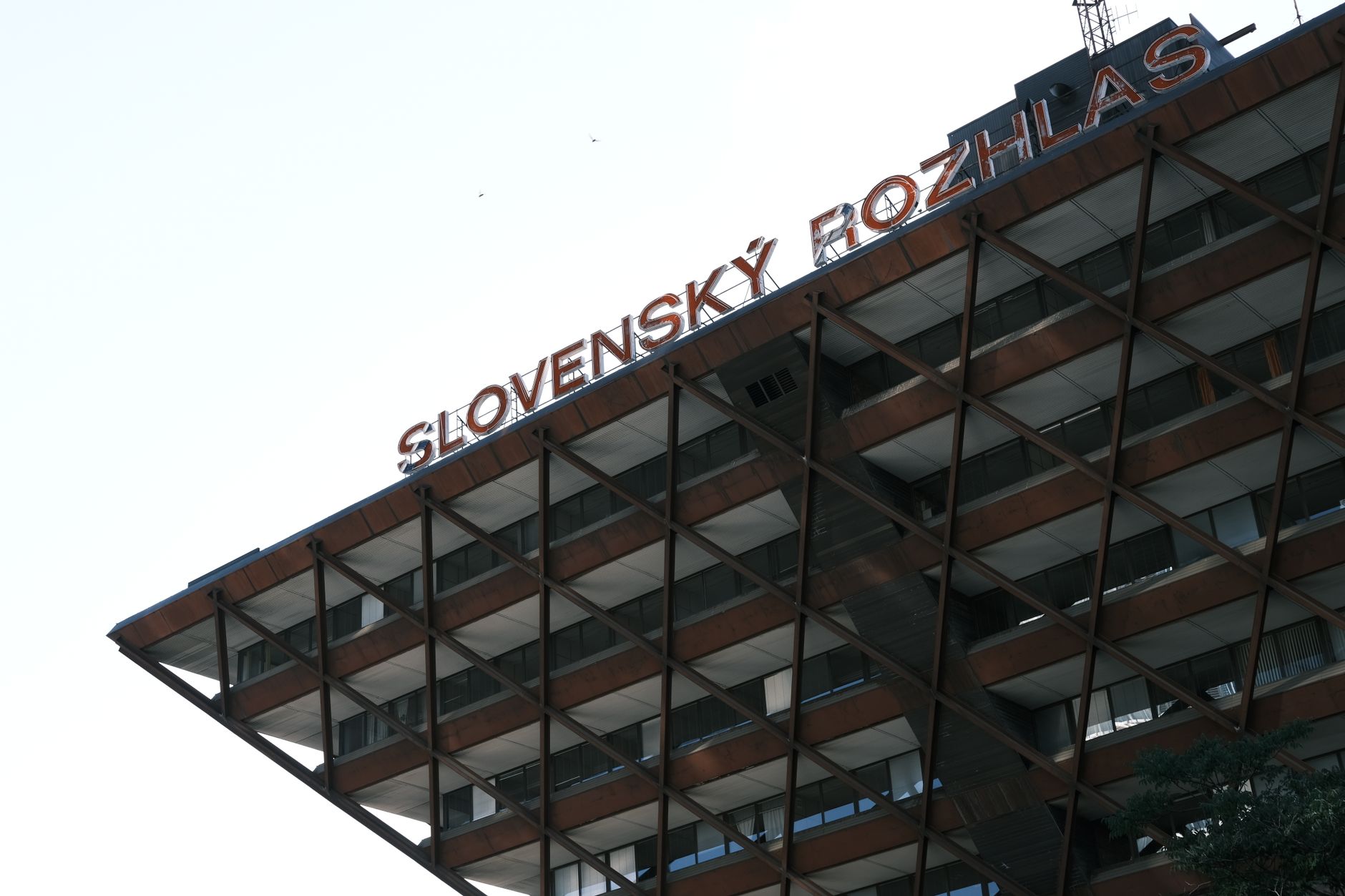 Budynek Słowackiego Radia w Bratysławie widziany z dołu, błękitne niebo