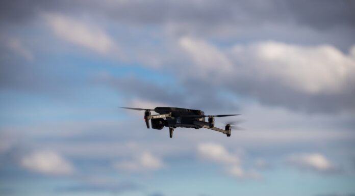 Jak przygotować się do sesji zdjęciowej z drona: praktyczny poradnik dla firm i osób prywatnych Dron lecący nad ośnieżonymi górami pod dramatycznym niebem