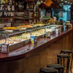 Klienci w hiszpańskim barze tapas wybierają przekąski z lady