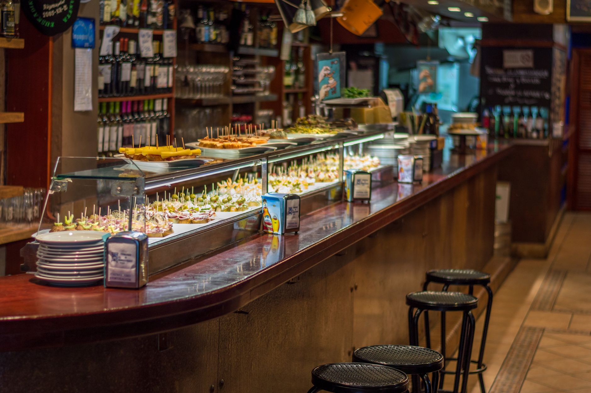 Klienci w hiszpańskim barze tapas wybierają przekąski z lady