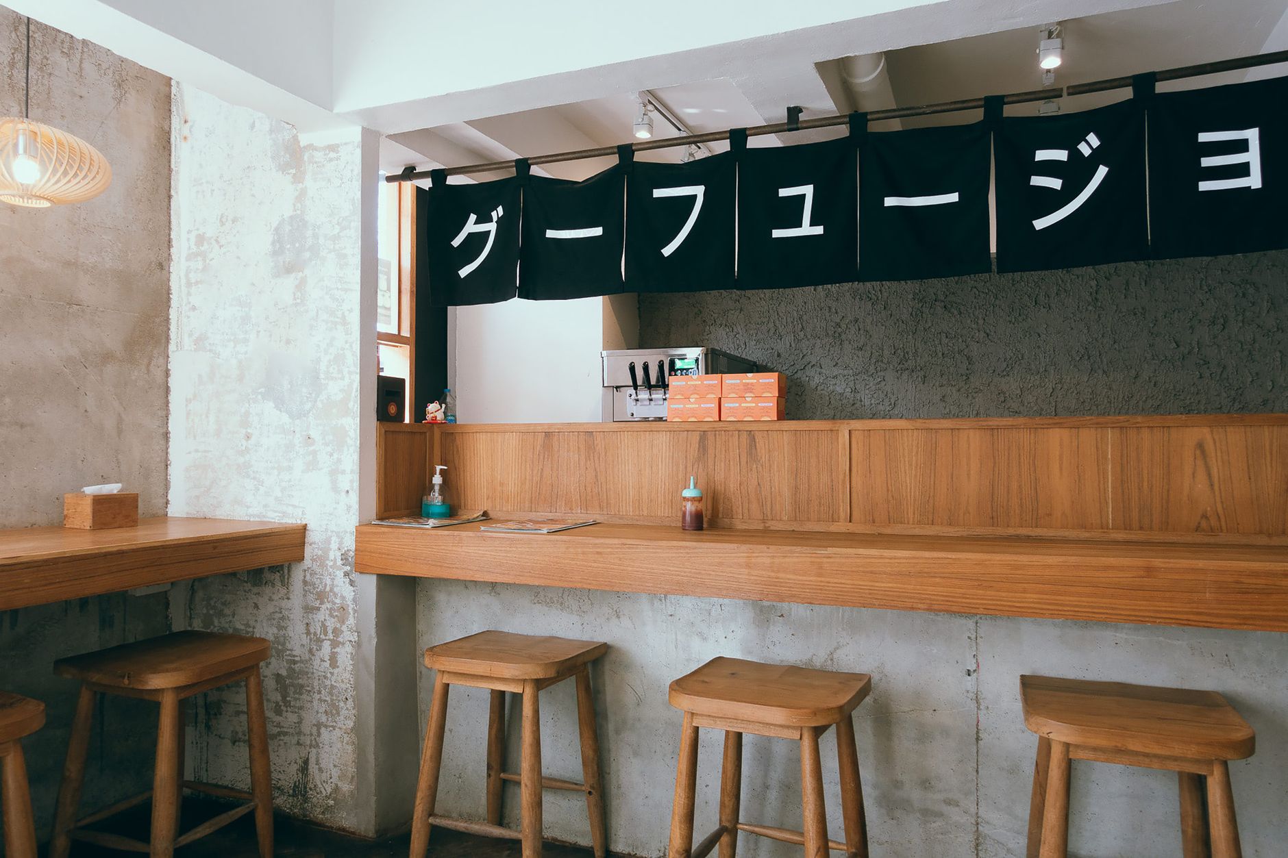 Nowoczesne wnętrze małej restauracji z drewnianym barem i stołkami
