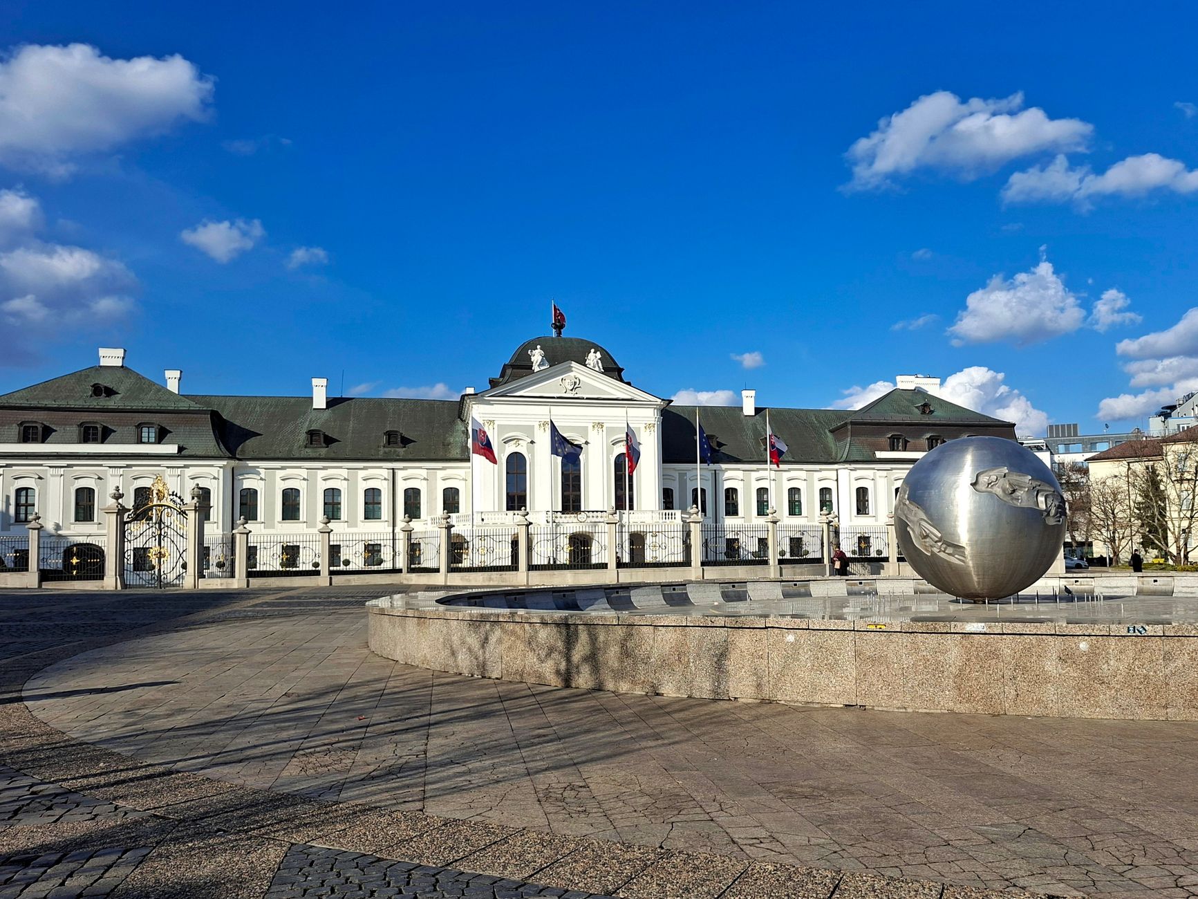 Pałac Prezydencki Grassalkovicha w Bratysławie na tle błękitnego nieba