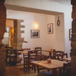 Przytulne wnętrze małej restauracji z drewnianymi stołami i rustykalnym wystroje