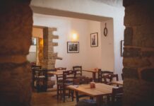 Biznes gastronomiczny na Słowacji: ile naprawdę kosztuje otwarcie restauracji z kuchnią regionalną Przytulne wnętrze małej restauracji z drewnianymi stołami i rustykalnym wystroje