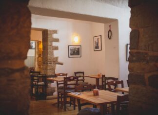 Biznes gastronomiczny na Słowacji: ile naprawdę kosztuje otwarcie restauracji z kuchnią regionalną Przytulne wnętrze małej restauracji z drewnianymi stołami i rustykalnym wystroje