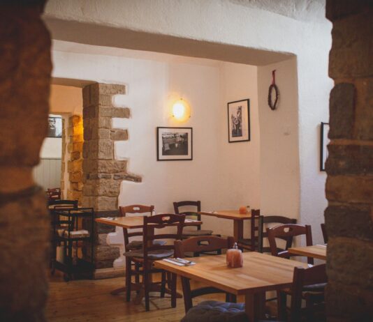 Biznes gastronomiczny na Słowacji: ile naprawdę kosztuje otwarcie restauracji z kuchnią regionalną Przytulne wnętrze małej restauracji z drewnianymi stołami i rustykalnym wystroje