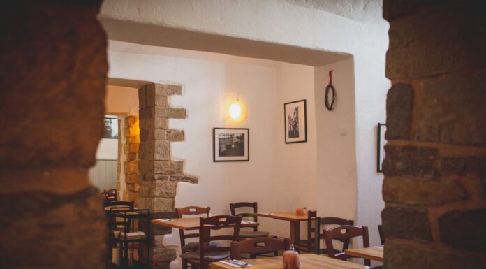 Biznes gastronomiczny na Słowacji: ile naprawdę kosztuje otwarcie restauracji z kuchnią regionalną Przytulne wnętrze małej restauracji z drewnianymi stołami i rustykalnym wystroje