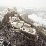 Zimowy widok z góry na ośnieżony Zamek Orawski na Słowacji