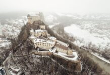 Najpiękniejsze zamki na Słowacji na weekendowy wypad z Polski Zimowy widok z góry na ośnieżony Zamek Orawski na Słowacji