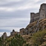 Średniowieczny zamek Rocca Calascio na wzgórzach Abruzji o zachodzie słońca