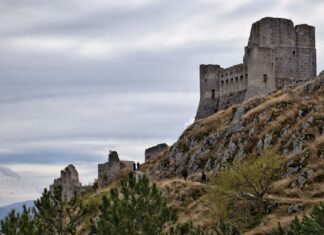 Średniowieczny zamek Rocca Calascio na wzgórzach Abruzji o zachodzie słońca