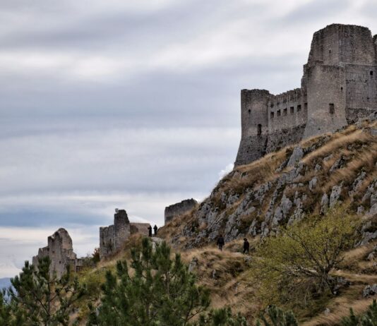 Spišský hrad i okolica: średniowieczne serce Spisza krok po kroku Średniowieczny zamek Rocca Calascio na wzgórzach Abruzji o zachodzie słońca