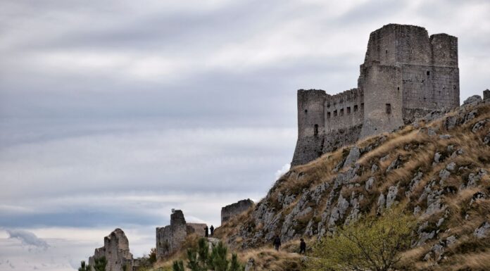 Spišský hrad i okolica: średniowieczne serce Spisza krok po kroku Średniowieczny zamek Rocca Calascio na wzgórzach Abruzji o zachodzie słońca
