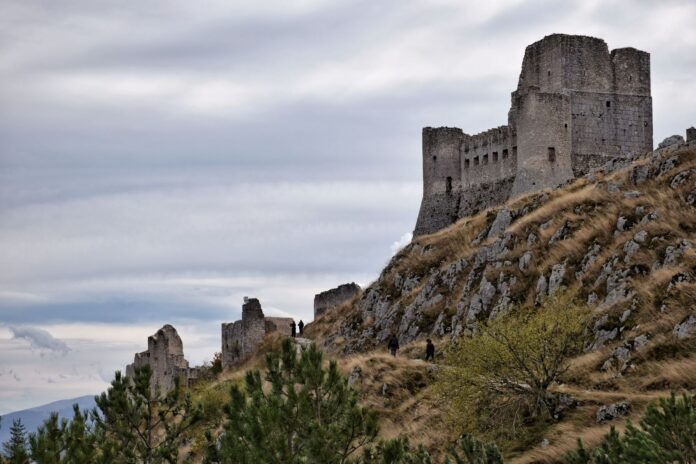 Średniowieczny zamek Rocca Calascio na wzgórzach Abruzji o zachodzie słońca