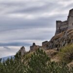 Średniowieczny zamek Rocca Calascio w Apeninach na tle gór