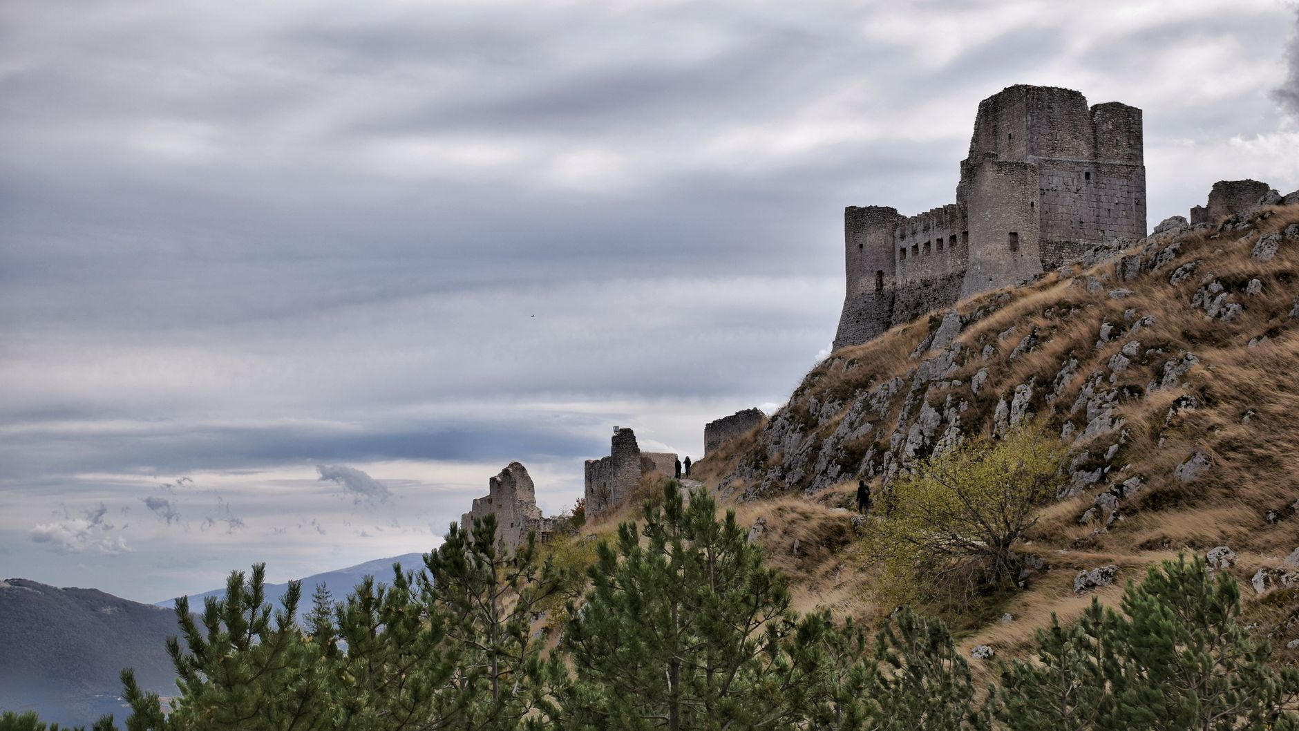 Średniowieczny zamek Rocca Calascio w Apeninach na tle gór
