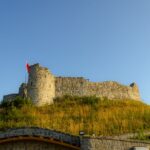 Zamek na wzgórzu pod błękitnym niebem, widok z dołu