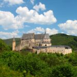 Zamek Vianden na zielonym wzgórzu w słoneczny dzień