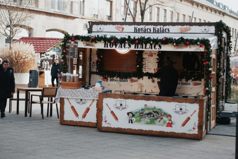 Świąteczne stoisko uliczne na Węgrzech z tradycyjnymi przysmakami